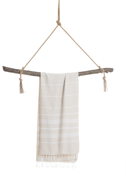 Beiges Hamamtuch von Towel To Go aus 100 % recycelter Baumwolle, weiches Strand- und Badetuch, umweltfreundlich und vielseitig.