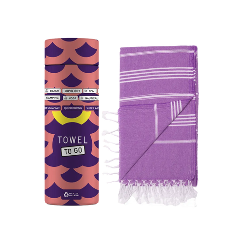 Lila Towel To Go Hamamtuch neben der bunten Geschenkdose