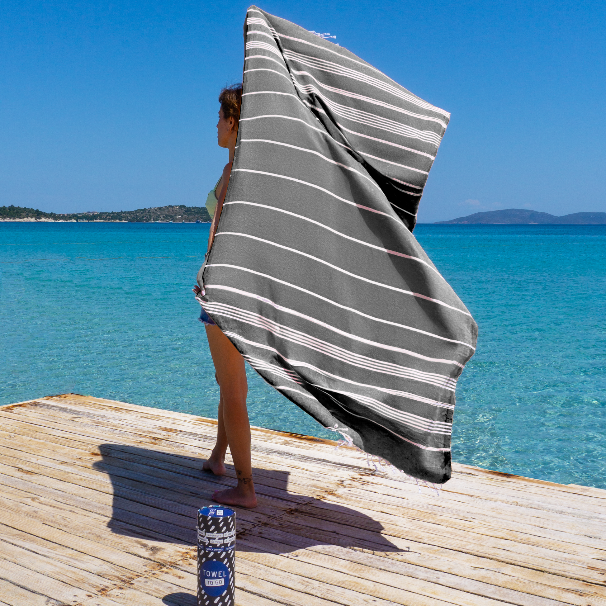 Schwarzes Towel To Go Hamamtuch aus 100 % recycelter Baumwolle, perfekt als nachhaltiges Geschenk, liegt flach auf weißem Hintergrund.