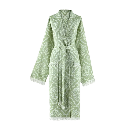 Grüner Trimita Barok Bademantel aus 100 % Baumwolle, weiches und bequemes Mantel für Damen auf dem Model.