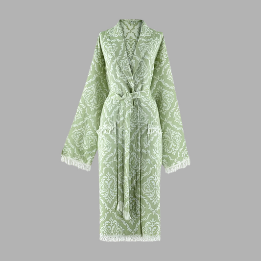 Grüner Trimita Barock Bademantel aus 100 % Baumwolle, weiches Material, flauschige Textur, zeigt den Bademantel vor einem neutralen Hintergrund.