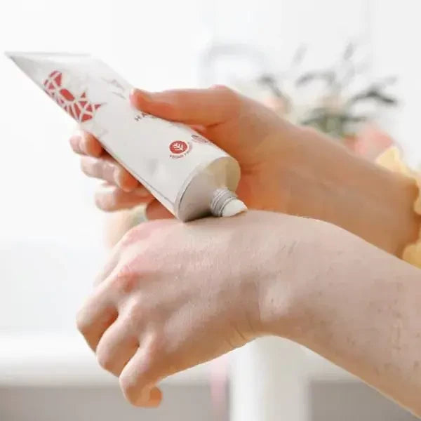 VEGAN FOX Handcreme Nourishing wird auf den Handrücken aufgetragen