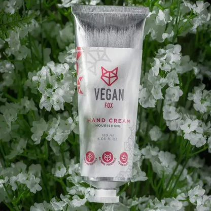 VEGAN FOX Handcreme Nourishing vor weißen Blüten
