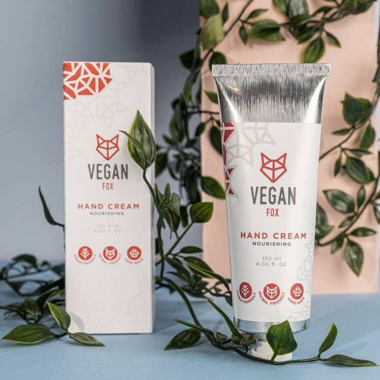 VEGAN FOX Handcreme Nourishing mit Faltschachtel zwischen Ranken