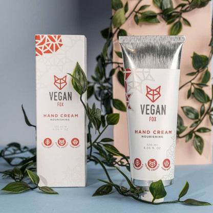 VEGAN FOX Handcreme Nourishing mit Faltschachtel zwischen Ranken