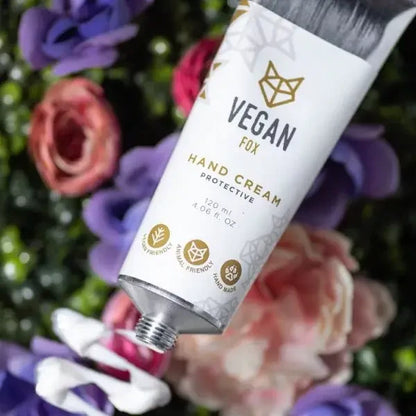 VEGAN FOX Handcreme Protective zwischen bunten Blumen