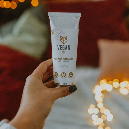 Hand hält VEGAN FOX Handcreme Protective