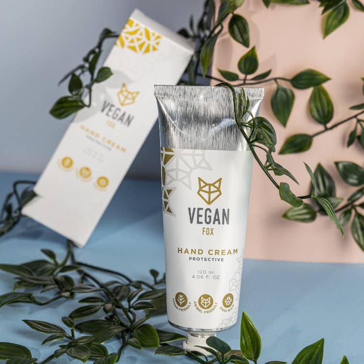 VEGAN FOX Handcreme Protective mit Faltschachtel zwischen Blättern