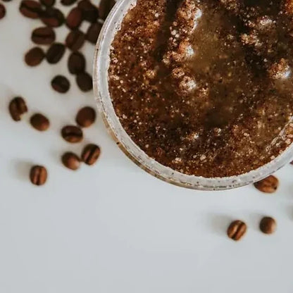 VEGAN FOX Kaffee-Körperpeeling von oben mit Kaffeebohnen