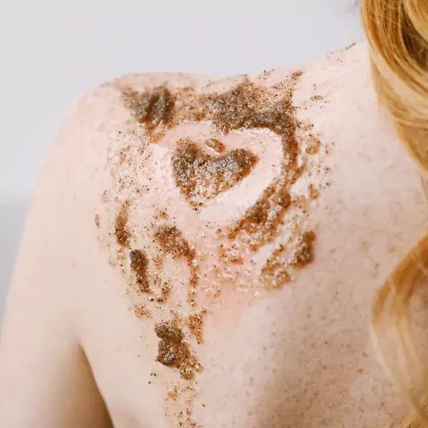 VEGAN FOX Körperpeeling auf der Schulter aufgetragen, mit Herz geformt