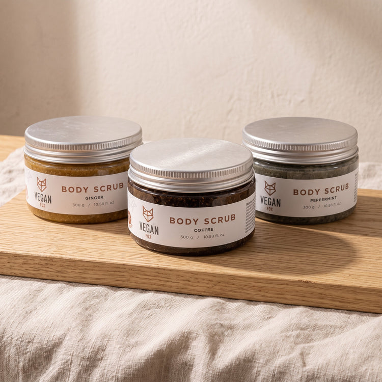 VEGAN FOX Peeling-Trio: Körperpeelings Ingwer, Kaffee und Pfefferminze, je 300 g, auf einem Holzbrett