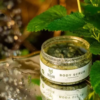 VEGAN FOX Pfefferminz-Körperpeeling zwischen Minzblättern