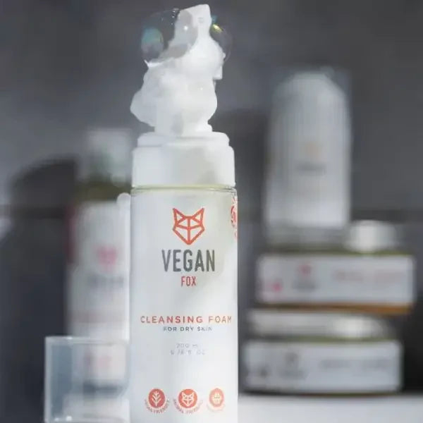 VEGAN FOX Reinigungsschaum für trockene Haut mit Schaum am Pumpkopf