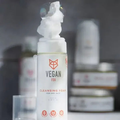 VEGAN FOX Reinigungsschaum für trockene Haut mit Schaum am Pumpkopf