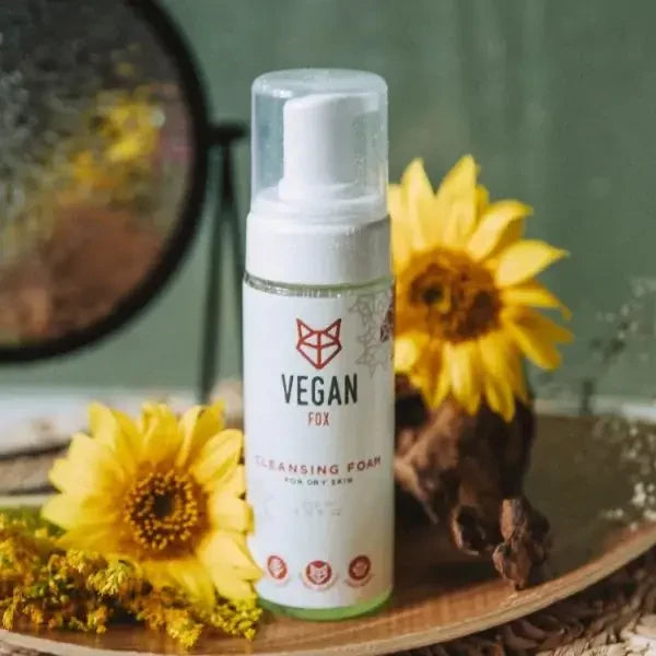 VEGAN FOX Reinigungsschaum für trockene Haut neben Sonnenblumen