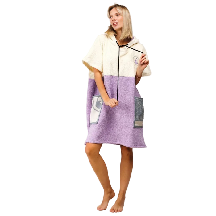 Frau im WAVE HAWAII AirLite Poncho PENICHE in Creme und Flieder