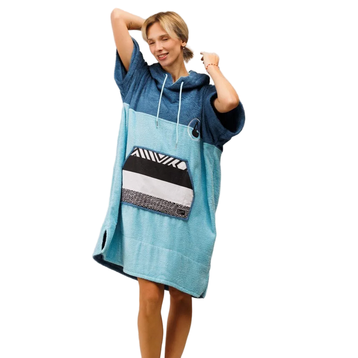 Frau im WAVE HAWAII Badeponcho AIR in Blau mit Kängurutasche