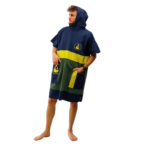 Mann im WAVE HAWAII Travel Poncho PAMPATAR in Blau, Gelb und Grün